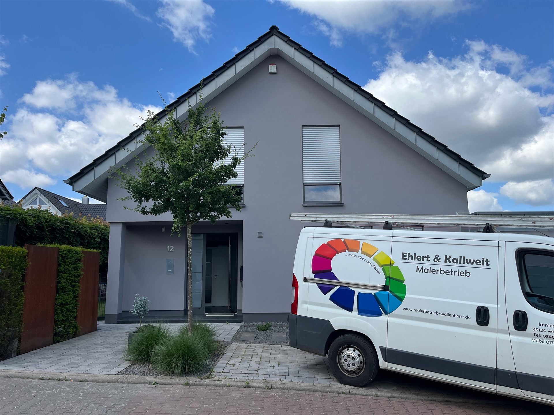 Frisch gestrichenes Einfamilienhaus mit Firmenwagen des Malerbetriebs Ehlert & Kallweit