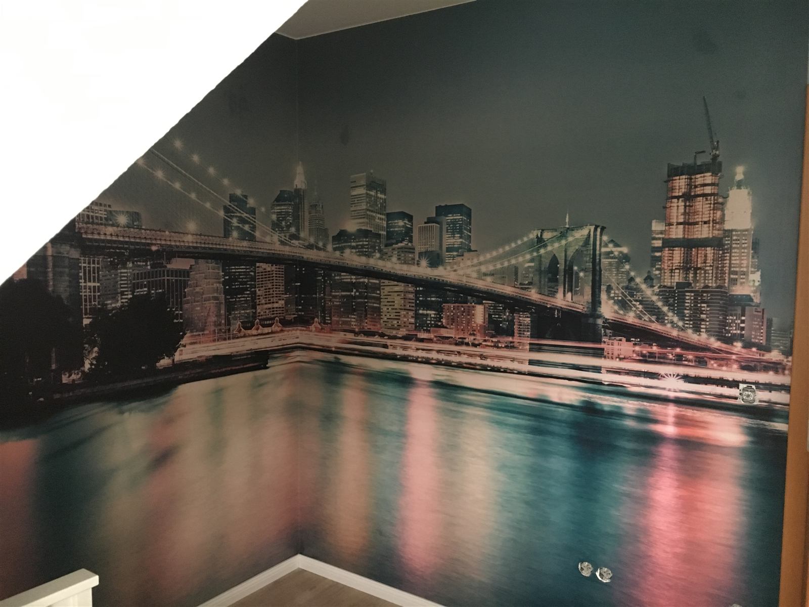 Fototapete mit New Yorker Skyline und Brooklyn Bridge in einem Schlafzimmer