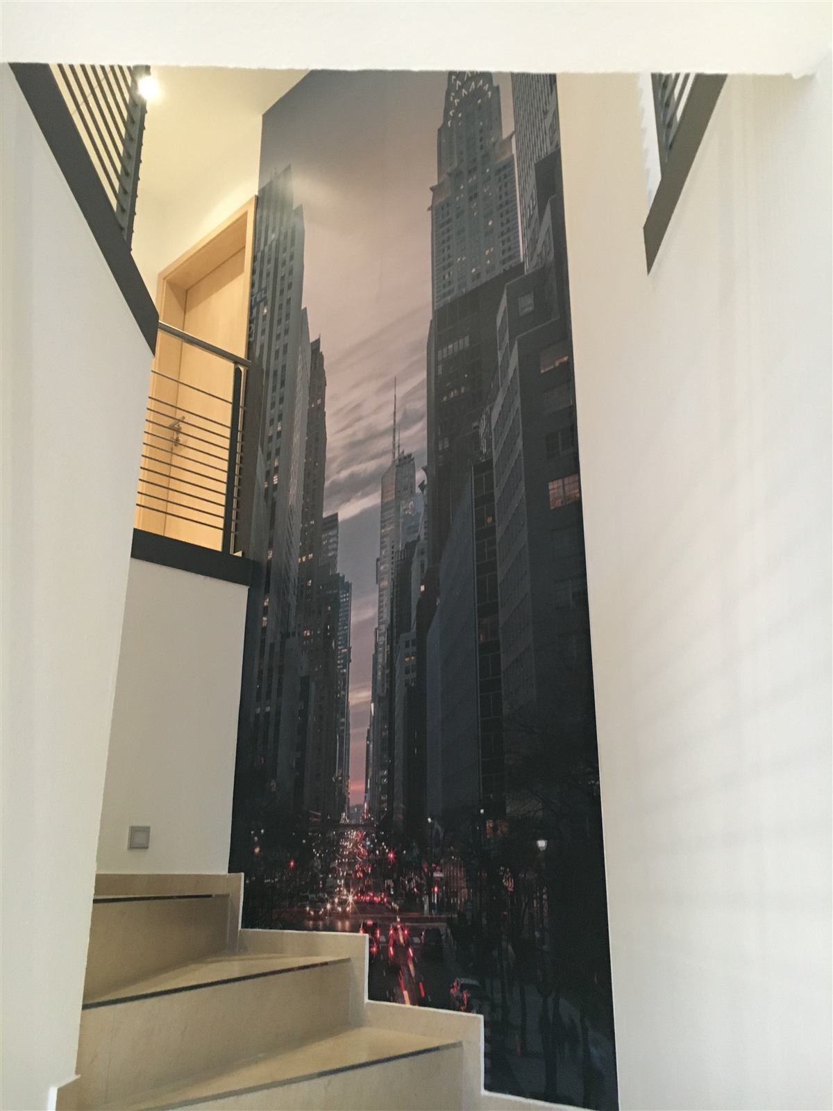 Raumhohe Fototapete mit Hochhausschlucht im Treppenhaus