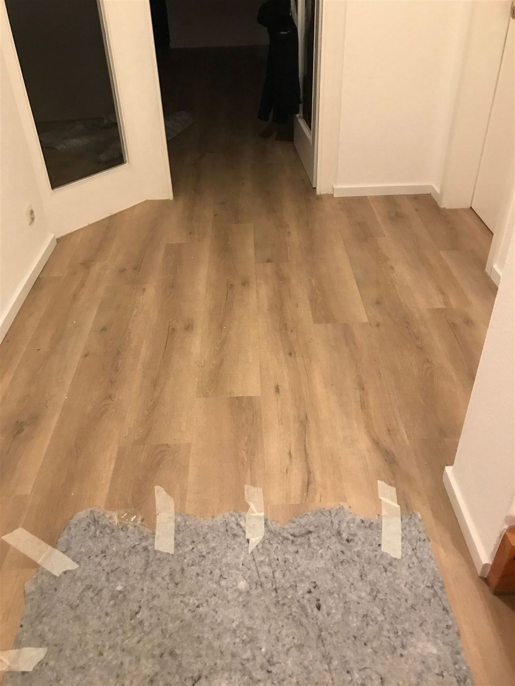 Derselbe Flur mit neu verlegten Designplanken in Holzoptik