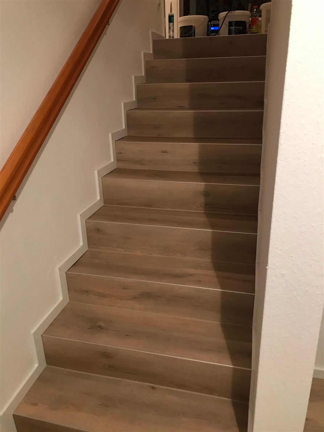 Dieselbe Treppe mit verlegten Stufen in Holzoptik