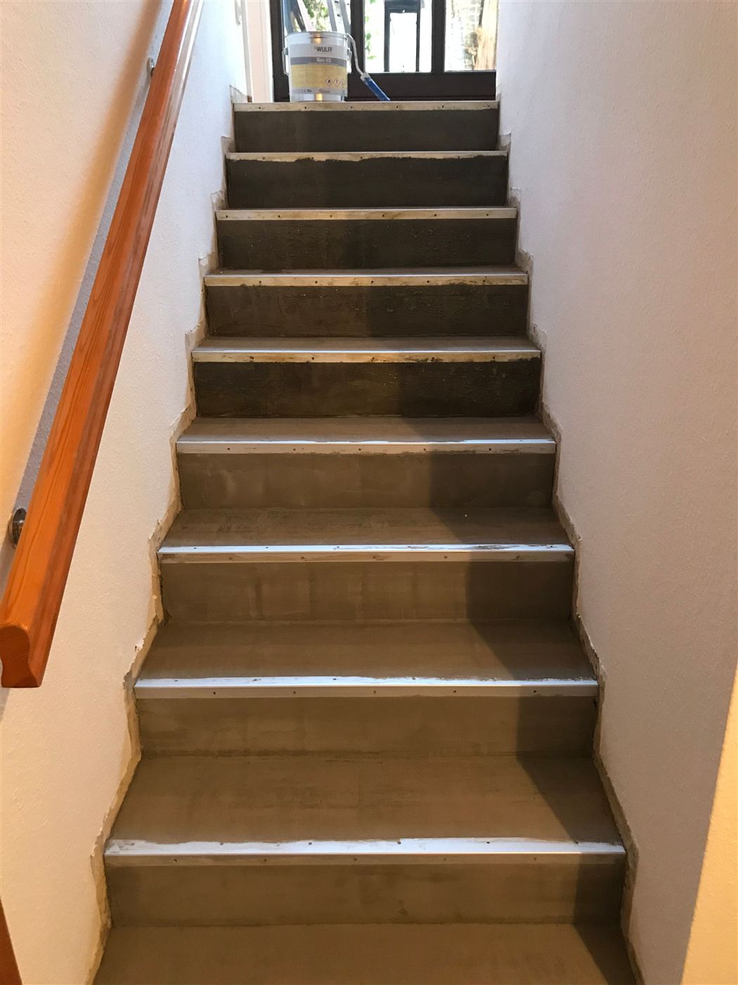 Unverkleidete Betontreppe vor der Renovierung